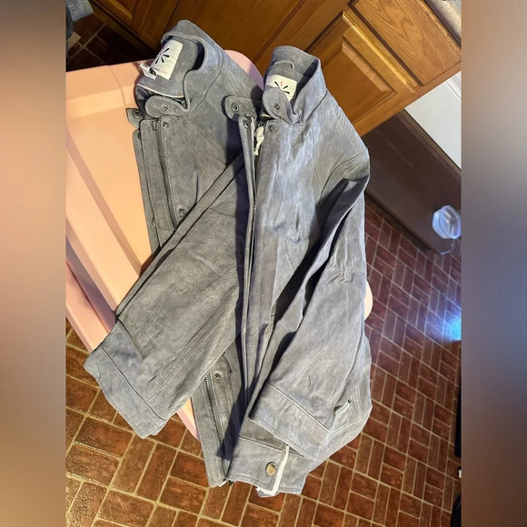 Isaac Mizrahi NWOT 100% suede blue/gray silver hardware flight jacket 21” p2p - Picture 14 of 15